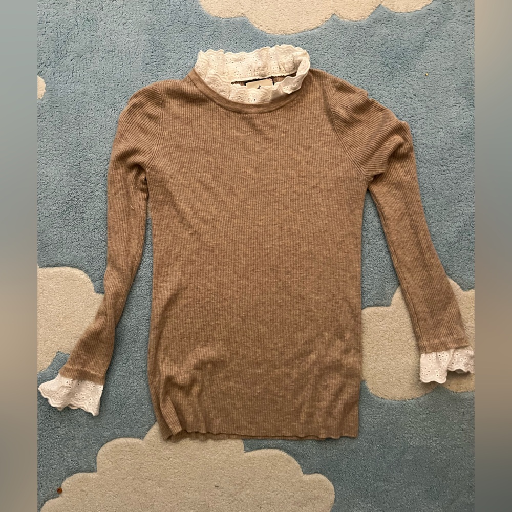 Tuckernuck ruffle neck top size small